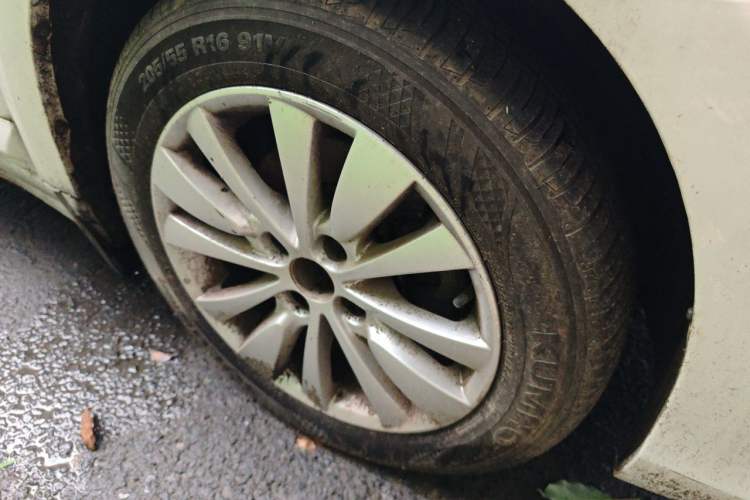 Used Citroen C-Quatre 2014 VTS Version 1.6L Automatic Prestige Model Right Front Wheel Hub