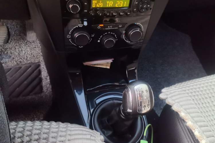 Used Citroen C-Quatre 2016 Classic Sedan 1.6L Manual CNG Gear Lever