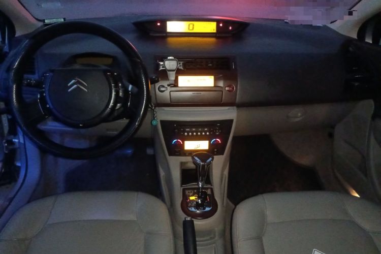 Used Citroen C-Triomphe 2006 2.0L Automatic Luxury Version Center Console