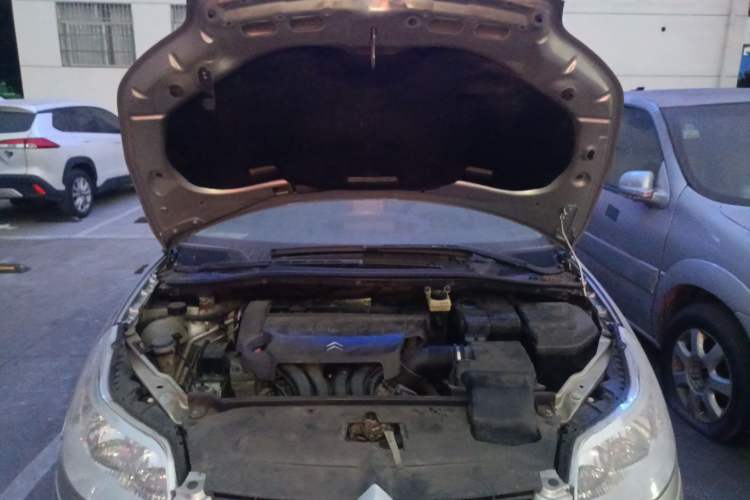 Used Citroen C-Triomphe 2006 2.0L Automatic Luxury Version Engine Bay