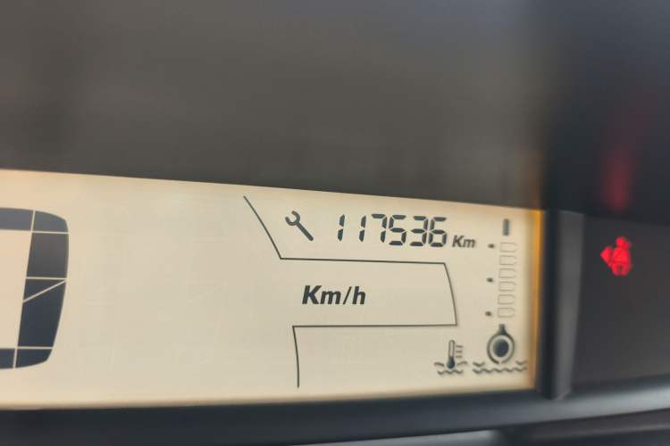 Used Citroen C-Triomphe 2006 2.0L Automatic Flagship Edition Odometer Close Up