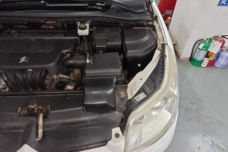 Used Citroen C-Triomphe 2006 2.0L Automatic Luxury Version Engine Bay Left