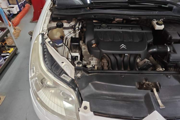 Used Citroen C-Triomphe 2006 2.0L Automatic Luxury Version Engine Bay Right