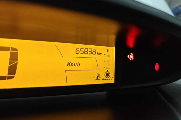 Used Citroen C-Triomphe 2006 2.0L Automatic Luxury Version Odometer Close Up