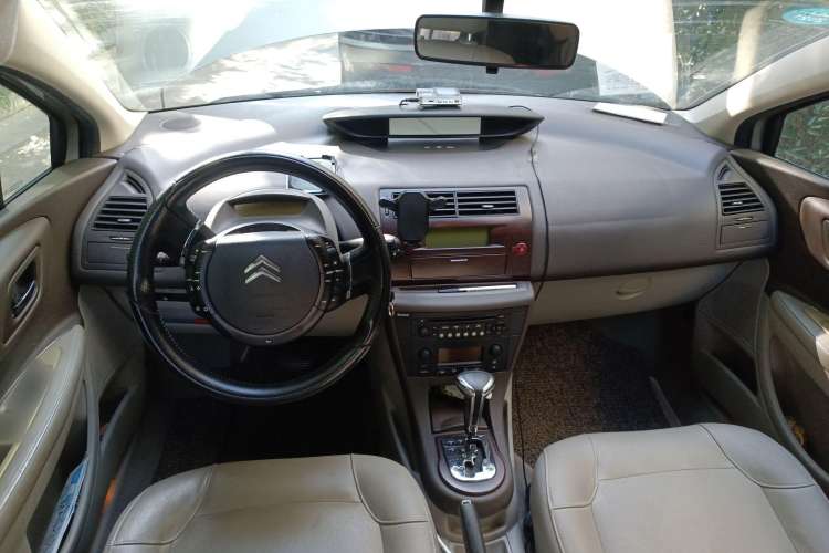 Used Citroen C-Triomphe 2008 2.0L Automatic Elite Edition Center Console