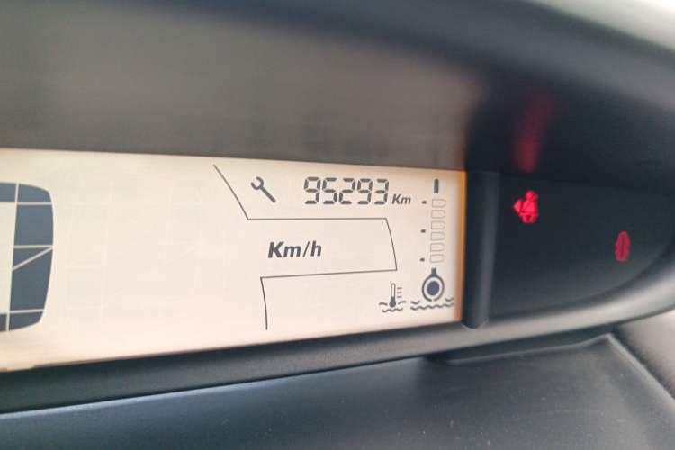Used Citroen C-Triomphe 2008 2.0L Automatic Elite Edition Odometer Close Up