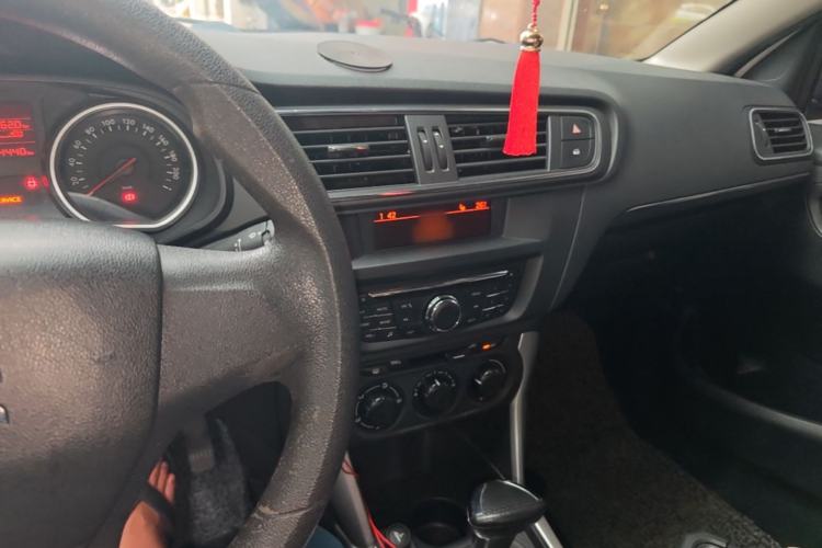 Used Citroen C3-XR 2015 1.6L Automatic Fashion Model Center Console
