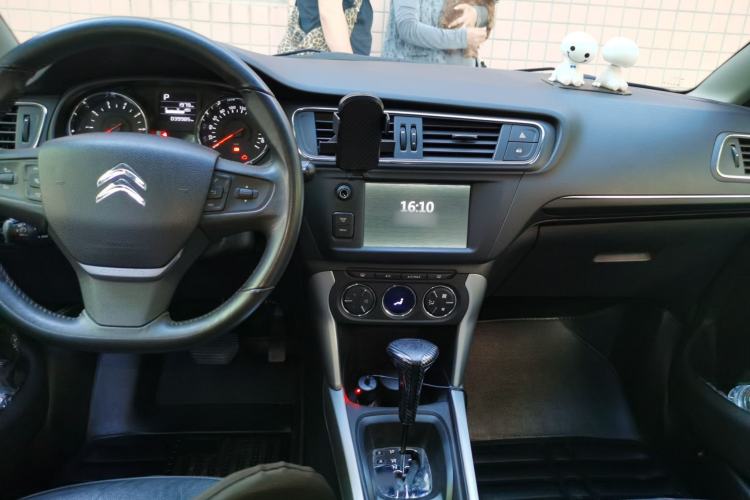 Used Citroen C3-XR 2015 1.6THP Automatic Smart Model Center Console