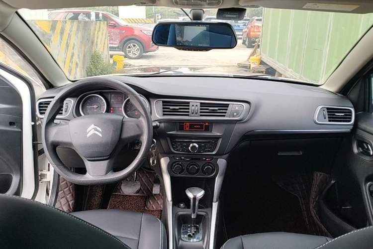 Used Citroen C3-XR 2015 1.6L Automatic Fashion Model Center Console