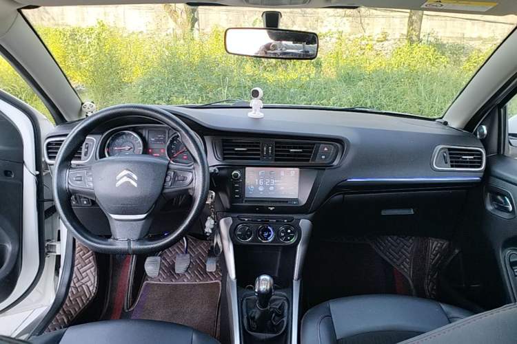 Used Citroen C3-XR 2015 1.6L Manual Pioneer Model Center Console