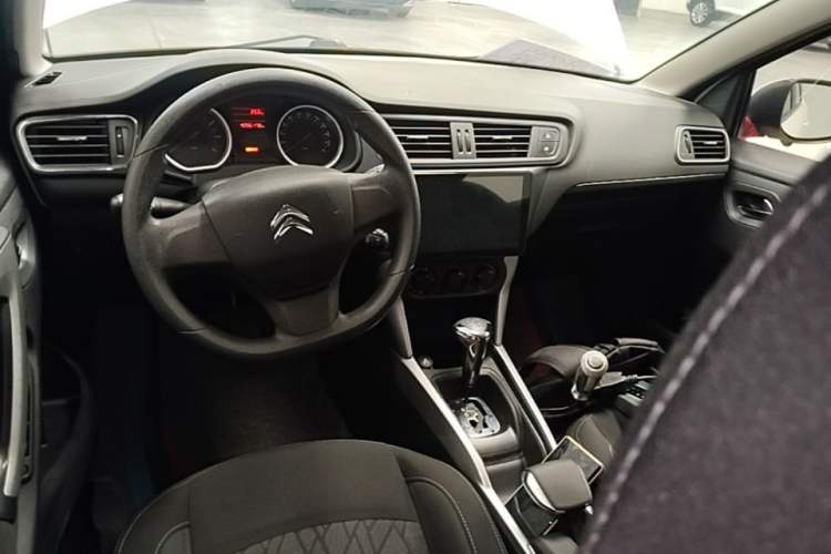 Used Citroen C3-XR 2015 1.6L Automatic Fashion Model Center Console
