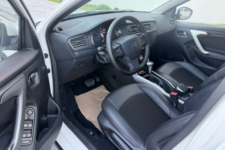 Used Citroen C3-XR 2015 1.6L Automatic Pioneer Model Interior 6
