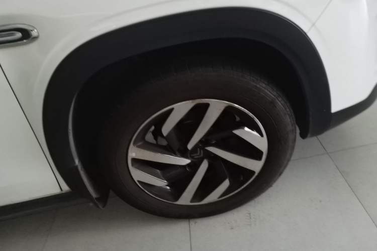 Used Citroen C3-XR 2015 1.6L Manual Pioneer Model Left Front Wheel Hub
