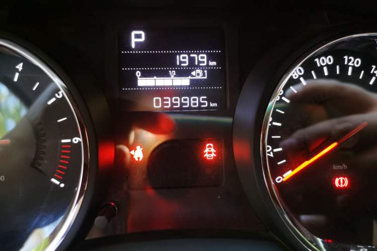 Used Citroen C3-XR 2015 1.6THP Automatic Smart Model Odometer Close Up