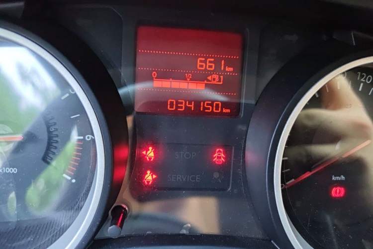 Used Citroen C3-XR 2015 1.6L Manual Fashion Edition Odometer Close Up