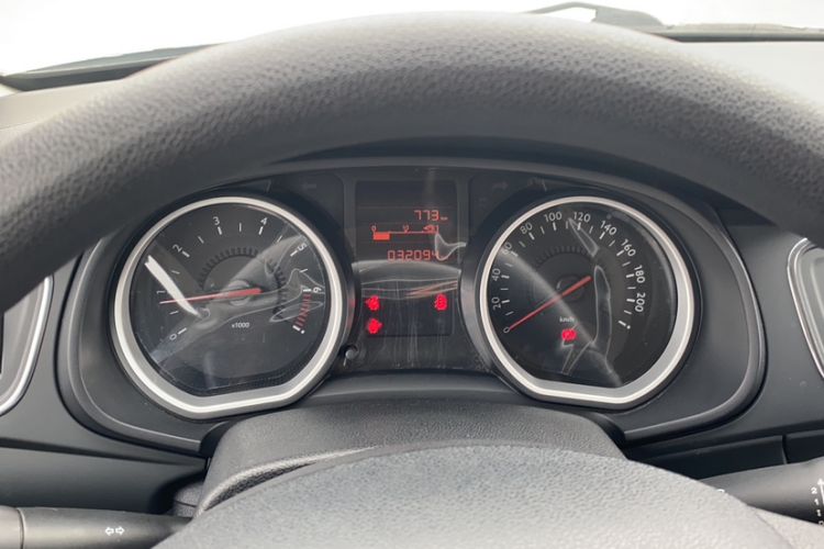 Used Citroen C3-XR 2015 1.6L Manual Fashion Edition Odometer Close Up