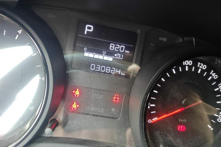 Used Citroen C3-XR 2019 230THP DCT ORIGINS Centennial Deluxe Edition Odometer Close Up