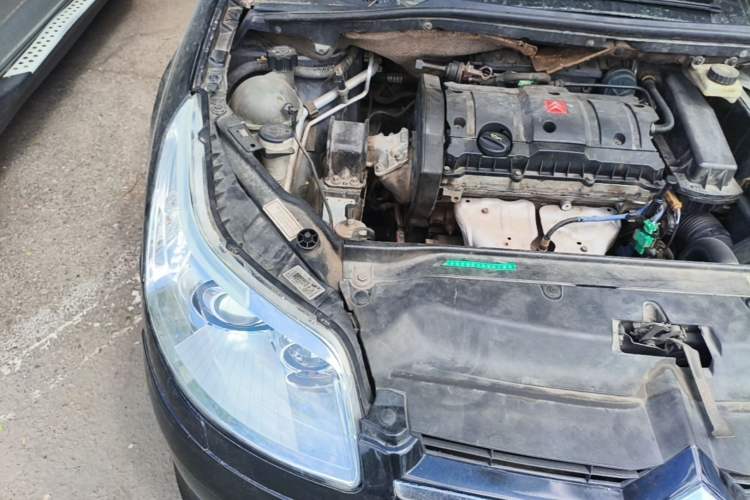 Used Citroen C4 2006 1.6 Luxury Model with Sunroof Engine Bay Right
