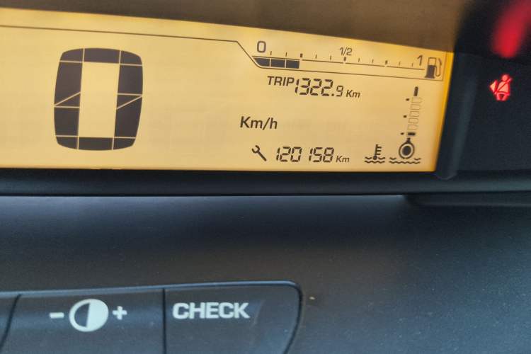 Used Citroen C4 2009 1.6T Luxury Edition Odometer Close Up