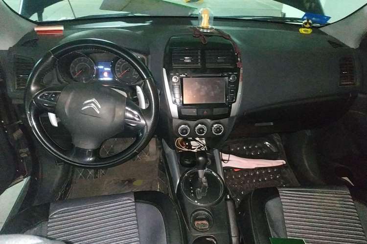 Used Citroen C4 Aircross 2013 2.0L Two-Wheel Drive Comfort Edition Center Console