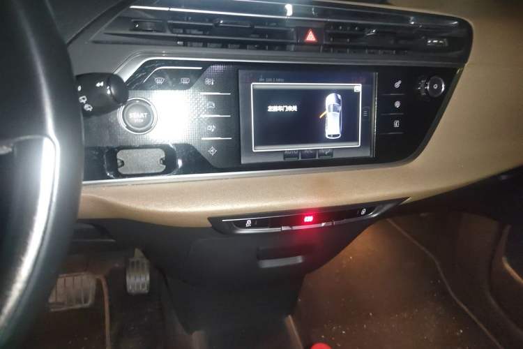 Used Citroen C4 Picasso 2015 Grand 1.6T Luxury 7-Seater Audio And AC Panel