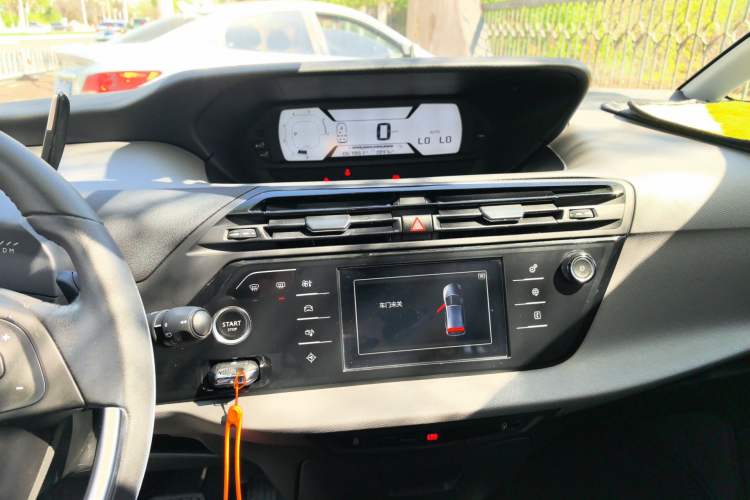 Used Citroen C4 Picasso 2015 Grand 1.6T Fashion Model 7 Seats Audio And AC Panel