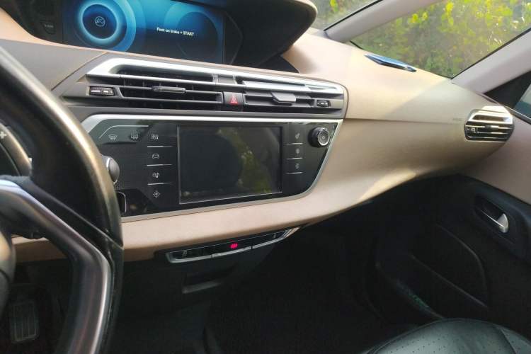 Used Citroen C4 Picasso 2015 Grand 1.6T Luxury 7-Seater Audio And AC Panel