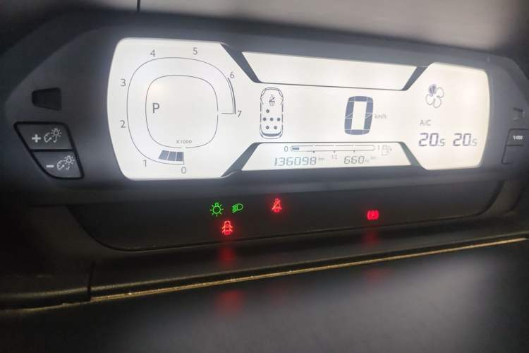 Used Citroen C4 Picasso 2015 Grand 1.6T Fashion Model 7 Seats Odometer Close Up