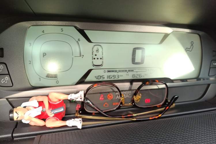 Used Citroen C4 Picasso 2015 1.6T Luxury 5-Seat Model Odometer Close Up