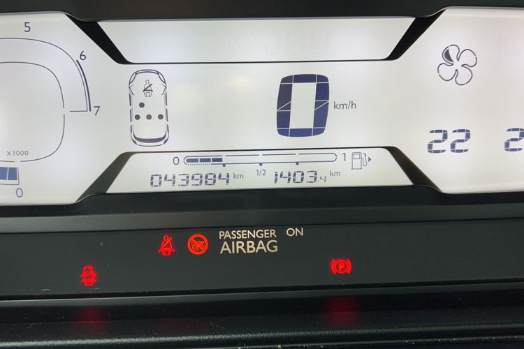 Used Citroen C4 Picasso 2015 1.6T Fashion Model 5 Seats Odometer Close Up