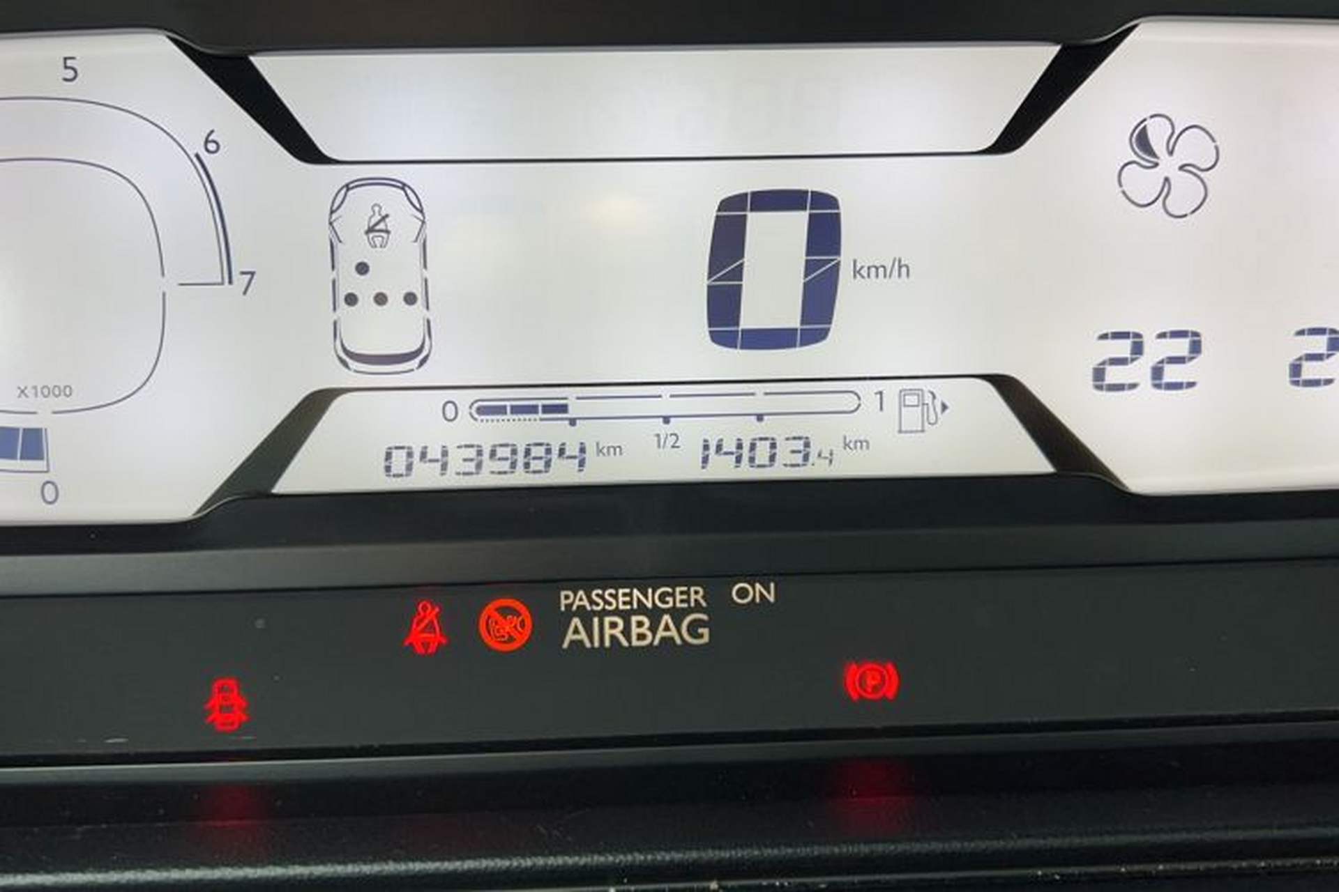 Used Citroen C4 Picasso 2015 1.6T Fashion Model 5 Seats Odometer Close Up