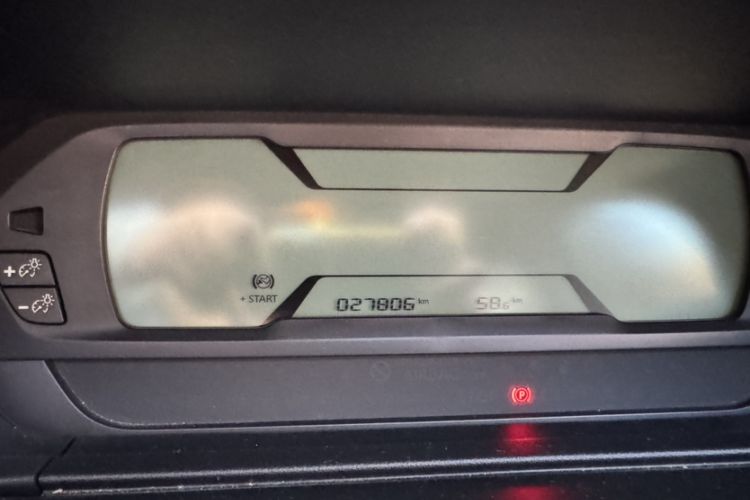 Used Citroen C4 Picasso 2015 1.6T Fashion Model 5 Seats Odometer Close Up