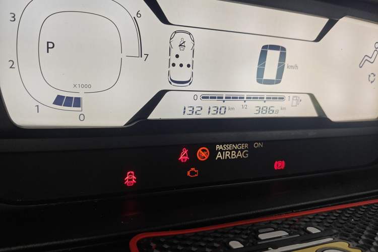 Used Citroen C4 Picasso 2015 1.6T Luxury 5-Seat Model Odometer Close Up