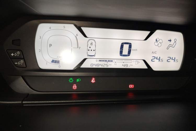 Used Citroen C4 Picasso 2015 1.6T Fashion Model 5 Seats Odometer Close Up