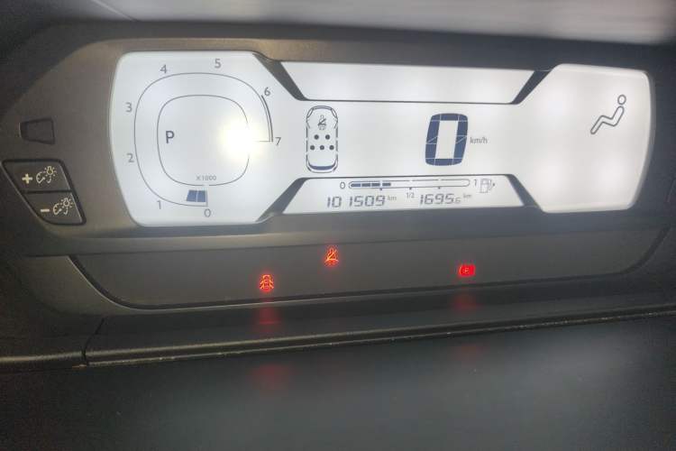 Used Citroen C4 Picasso 2015 1.6T Fashion Model 5 Seats Odometer Close Up