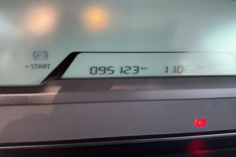 Used Citroen C4 Picasso 2015 Grand 1.6T Fashion Model 7 Seats Odometer Close Up