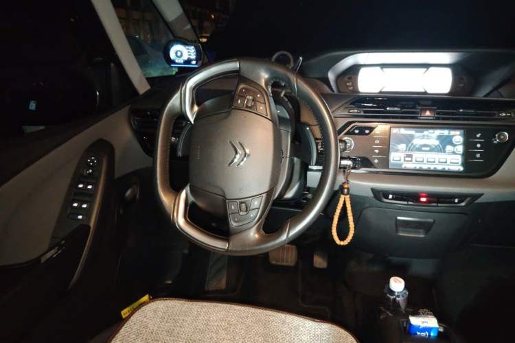 Used Citroen C4 Picasso 2015 1.6T Fashion Model 5 Seats Steering Wheel