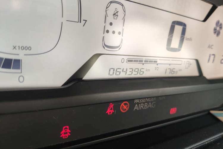Used Citroen C4 Picasso 2015 1.6T Fashion Model 5 Seats Odometer Close Up