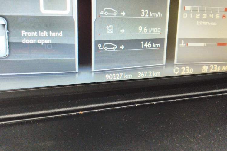 Used Citroen C4 Picasso 2015 1.6T Fashion Model 5 Seats Odometer Close Up