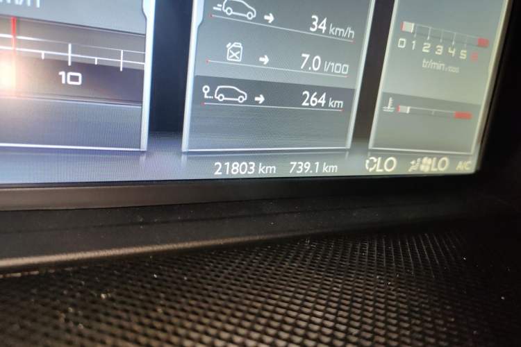 Used Citroen C4 Picasso 2015 1.6T Fashion Model 5 Seats Odometer Close Up