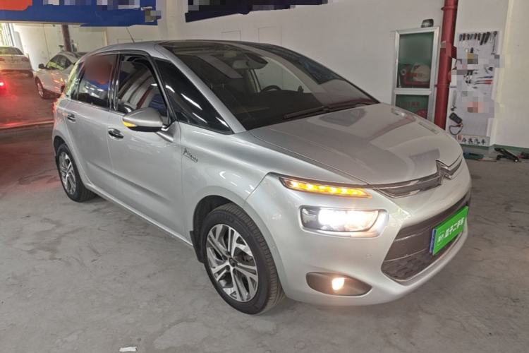Used Citroen C4 Picasso 2015 1.6T Luxury 5-Seat Model Front Right 45 Deg
