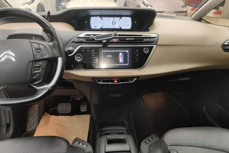 Used Citroen C4 Picasso 2015 Grand 1.6T Luxury 7-Seater Audio And AC Panel