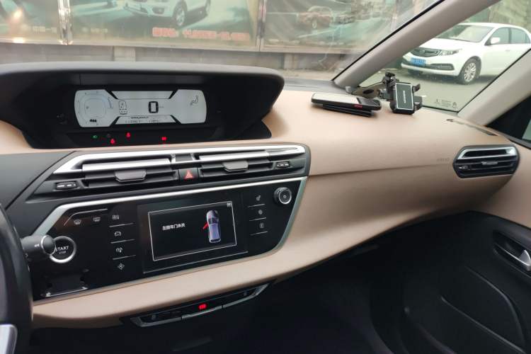 Used Citroen C4 Picasso 2015 Grand 1.6T Luxury 7-Seater Audio And AC Panel