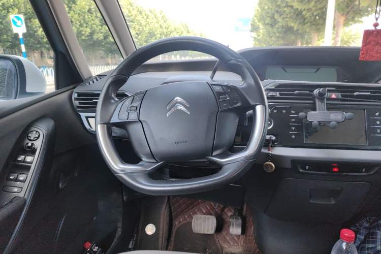 Used Citroen C4 Picasso 2015 Grand 1.6T Fashion Model 7 Seats Steering Wheel