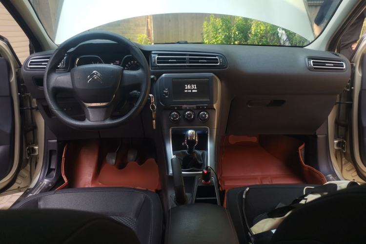 Used Citroen C4 Sega 2016 1.6L Manual Comfort Model Center Console
