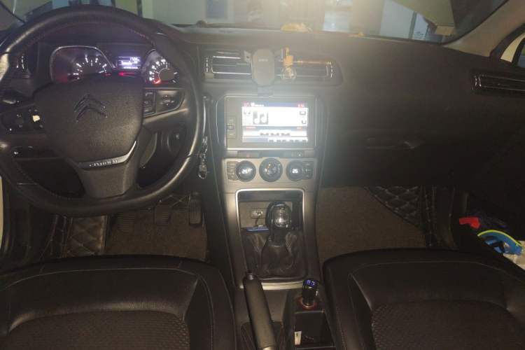 Used Citroen C4 Sega 2016 1.6L Manual Luxury Model Center Console