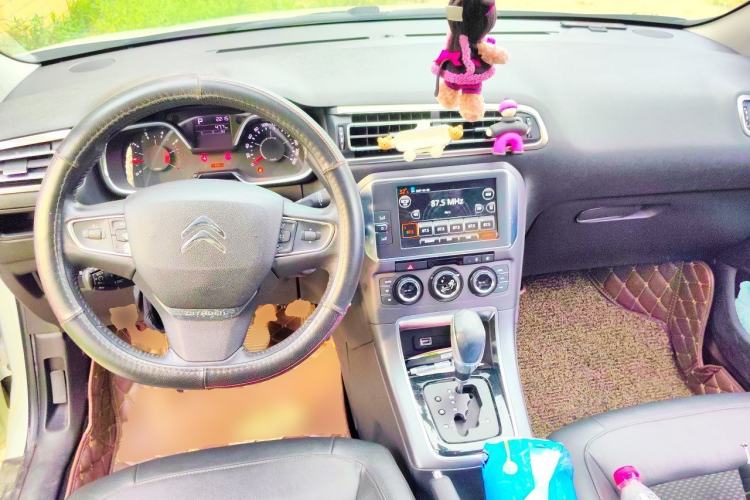 Used Citroen C4 Sega 2016 1.6L Automatic Luxury Model Center Console
