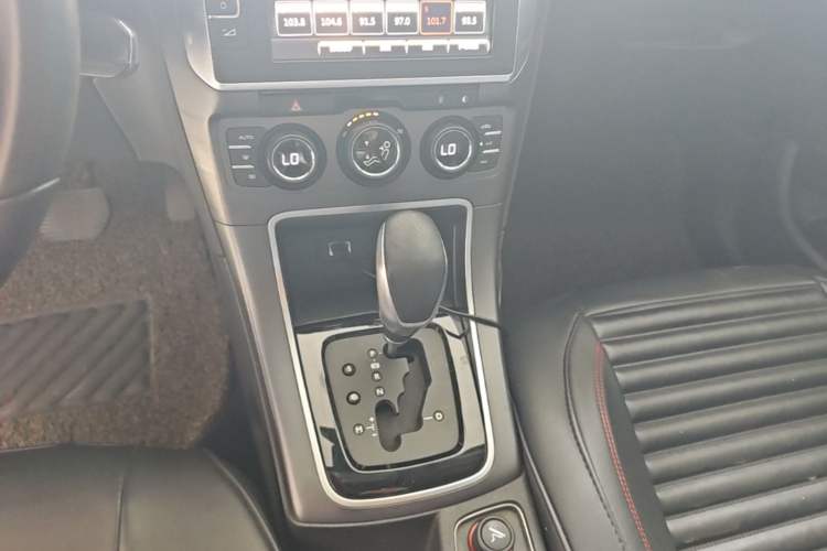 Used Citroen C4 Sega 2016 1.6L Automatic Luxury Model Gear Lever