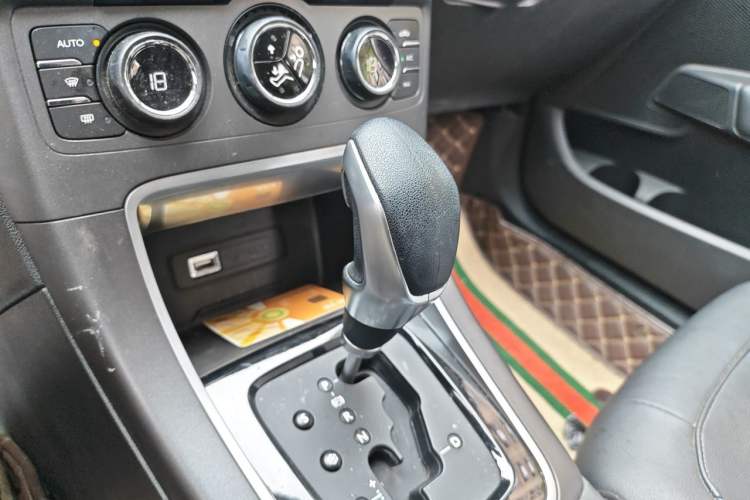 Used Citroen C4 Sega 2016 1.6L Automatic Luxury Model Gear Lever