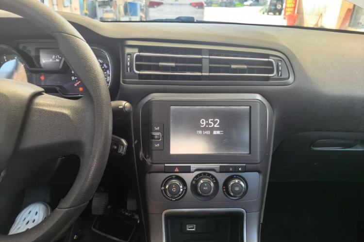 Used Citroen C4 Sega 2016 1.6L Manual Comfort Model Center Console